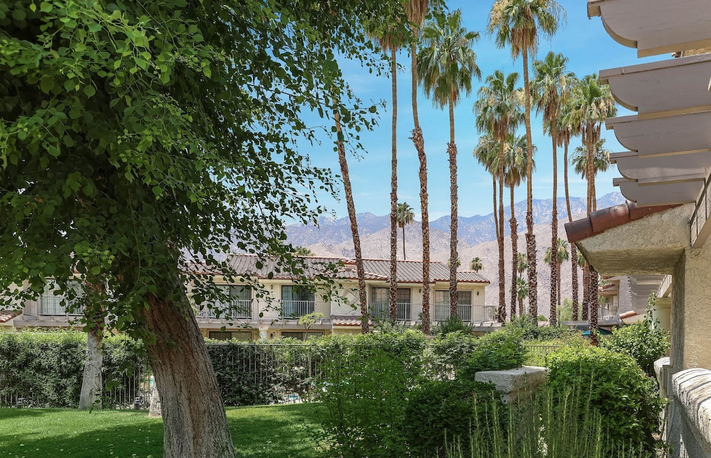 2BR 2BA Stylish Palm Springs Condo