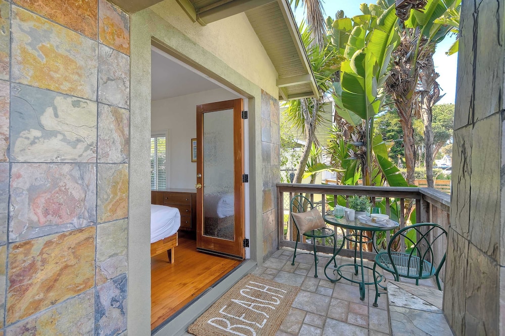 Vintage Beach Bungalow - For 6!