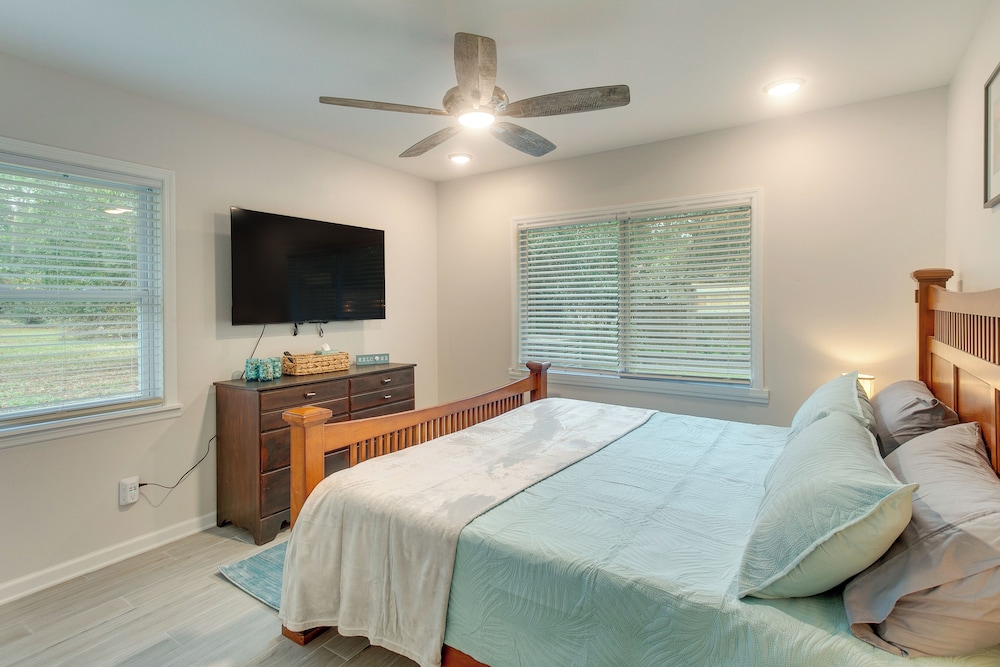 Bright Jekyll Island Home w/ Deck < 1 Mi to Beach