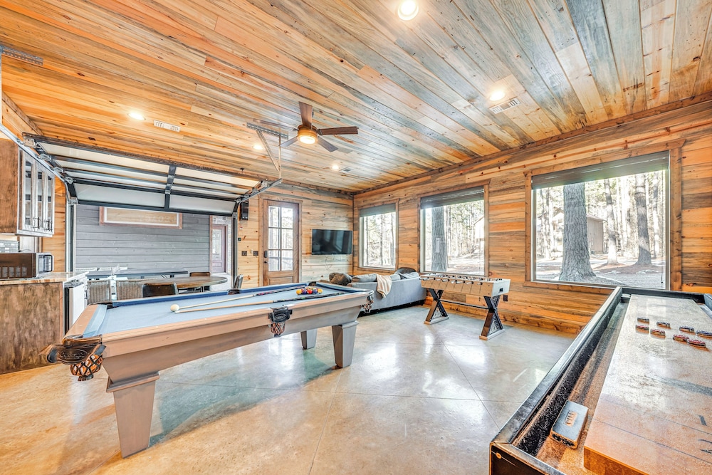 Hot Tub & Game Room: Spacious Cabin in Broken Bow!