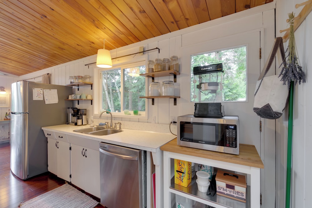 2 Blocks to Puget Sound Beach: Lummi Island Home