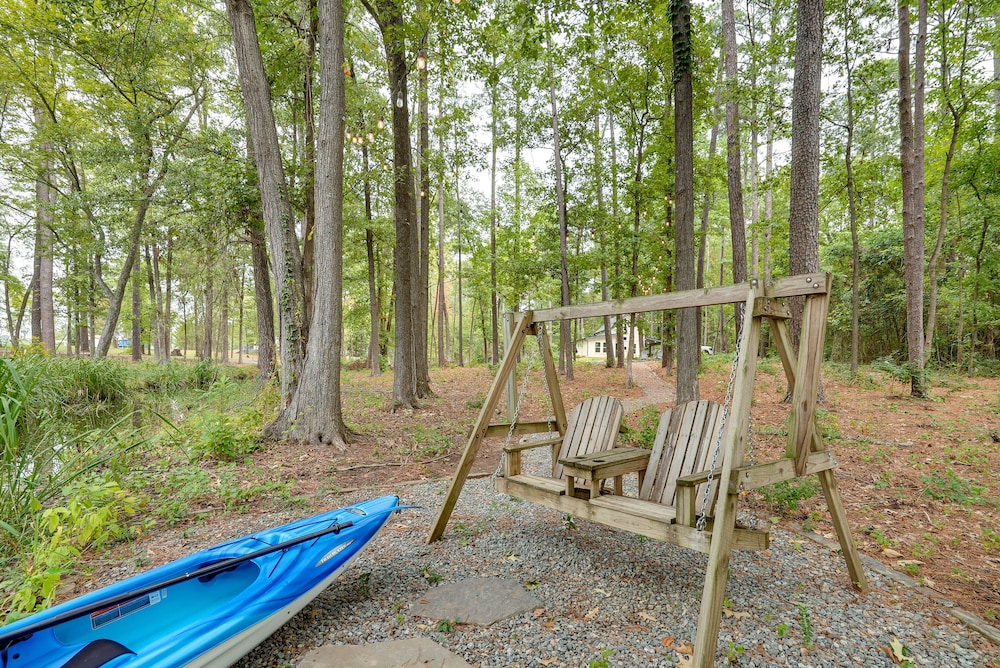 Lakefront Texas Abode w/ Kayaks, Fire Pit  Patio! - Property Image 9
