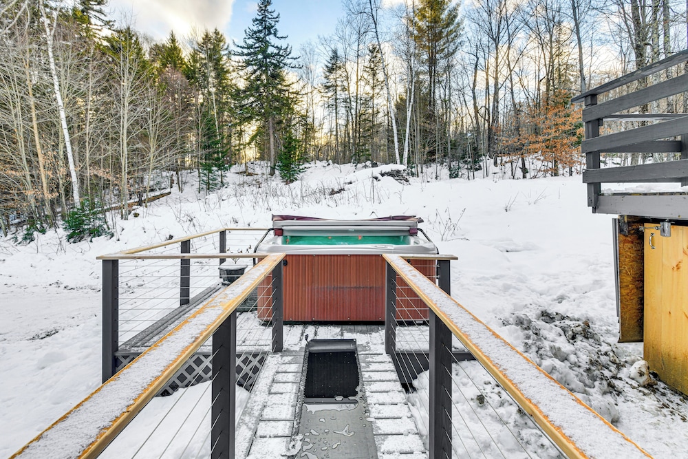 11 Mi to Sugarbush: Eclectic Ski House w/ Hot Tub!