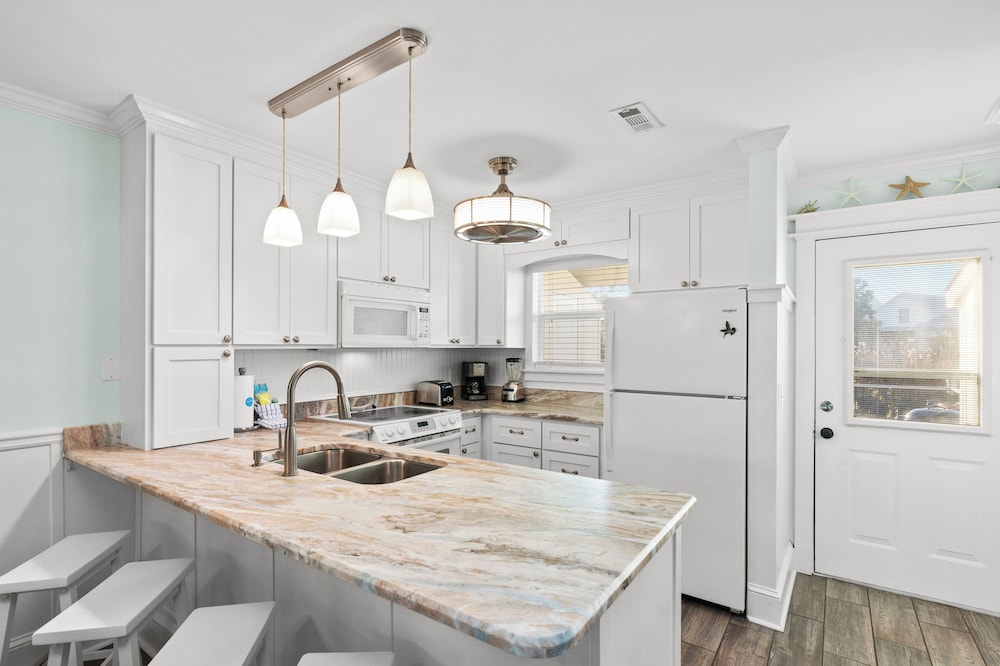Searenity Awaits: 2-bd, 2-ba Coastal Escape! Perfect for 5! Pet Friendly!