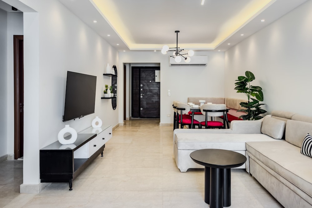 Ample & Artistic 2bdr Apt. 5 min to CAI Airport