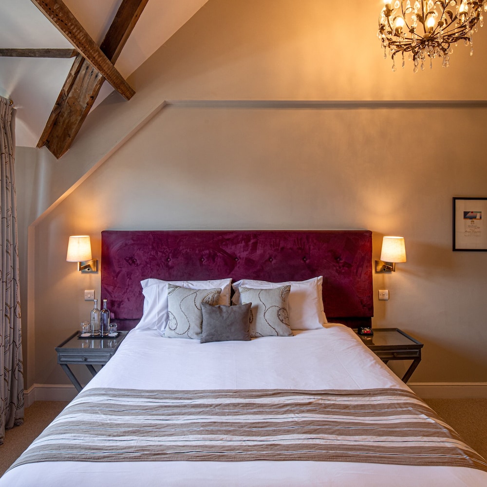Aylesbury Vacations - The Five Arrows Hotel - Property Image 11