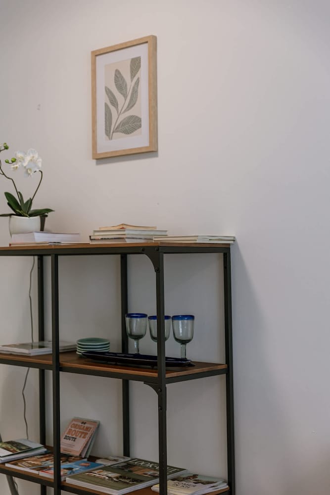 Huswell - Bright Stylish Apartment With Balcony