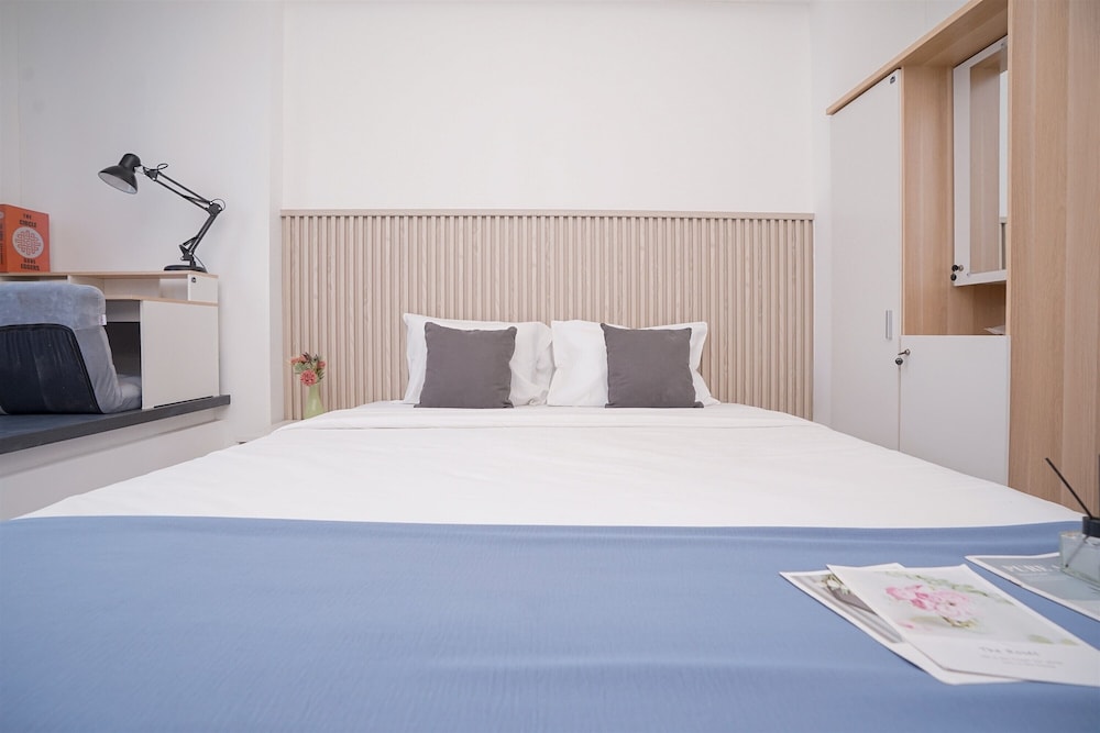 Warm Cozy Studio Room at Collins Boulevard Apartment