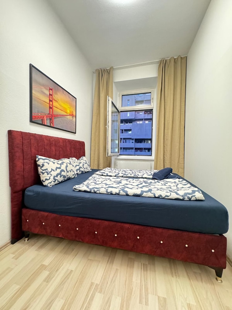 4BR Apartment for 8 Near FAC Platz