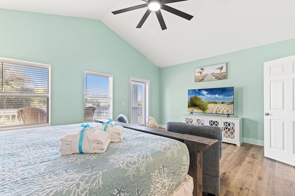 Beach House Spacious 4BR Retreat With Gulf Views & Observation Deck!