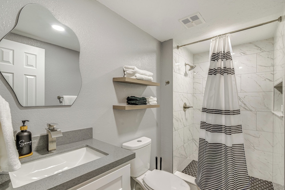 7 Mi to Kemah Boardwalk: Waterfront Houston Condo