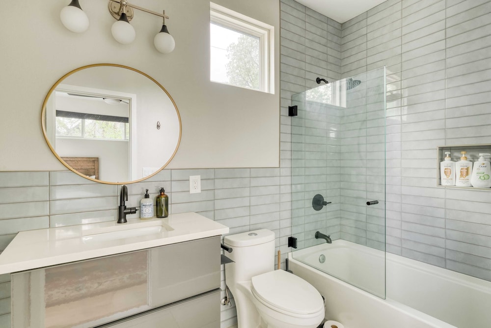Private Pool, Firepit, Patio Steps to East Austin Dining, Music, Art, Murals