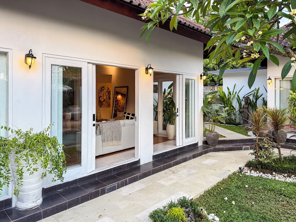 Villa St Calyx by DVH Luxe Retreats 3BR