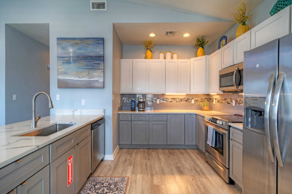 Family-friendly Beach Home Bbq, Patio & Fire Pit & Mins to Beach Bottom's Up by Avantstay