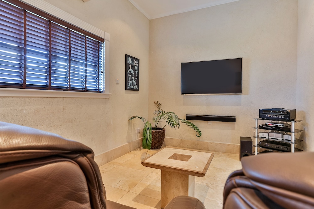 Cayman Villa - Contemporary 3 bedroom Villa with Stunning Ocean Views 3 Villa by RedAwning view 4