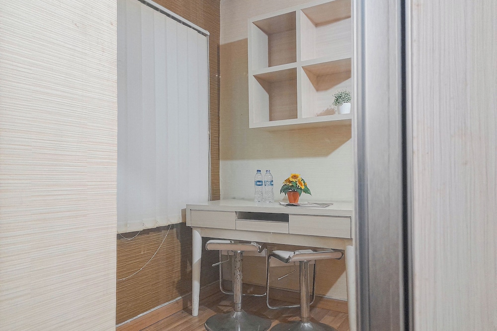 Homey Studio Apartment At Easton Park Residence Jatinangor