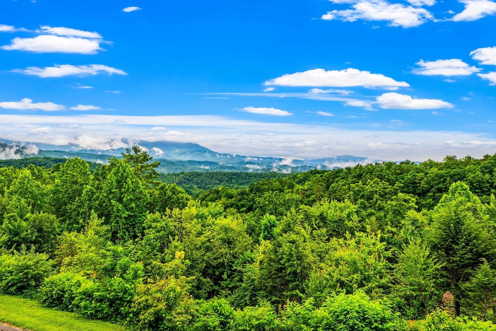 Gatlinburg Condo King Bed Pool Mountain Views
