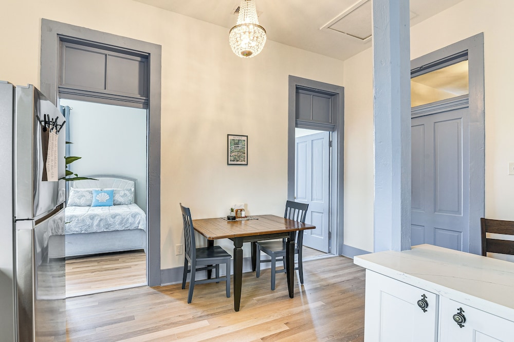 < 1/2 Mi to The Strand: Historic Galveston Apt!