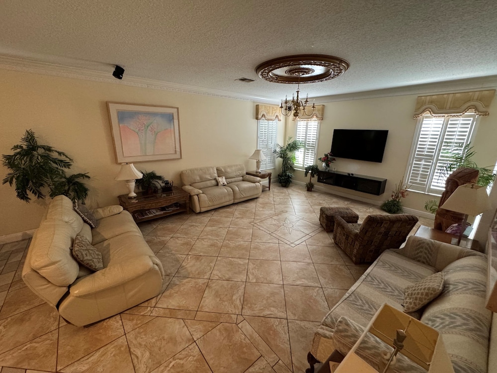 Southern Comfort on Hampton Lakes - The Ultimate Luxury Retreat!