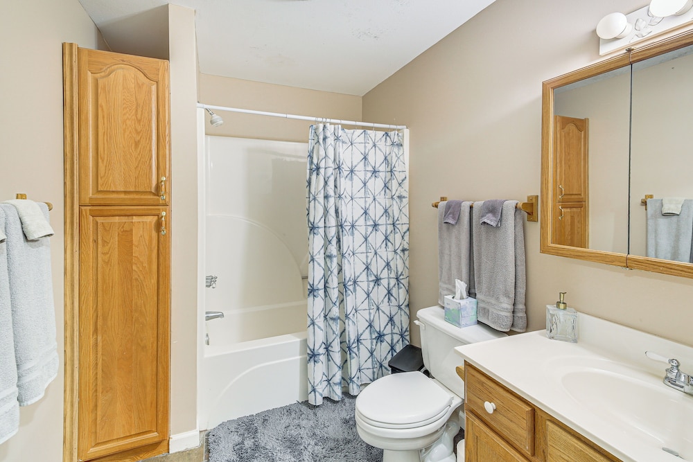 2 Mi to Branson Landing: Quiet Home w/ Lake View