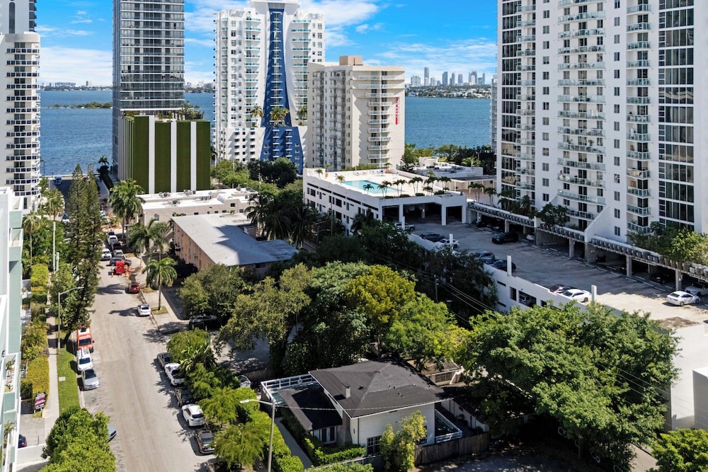 7BD Downtown Oasis Pool