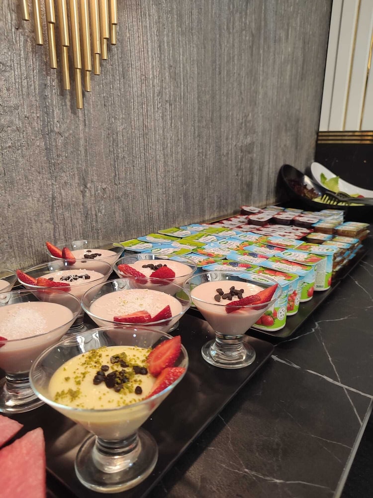 California Otel - Image 16