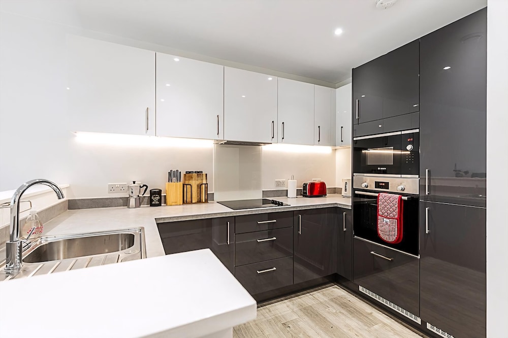 Modern 2-bed Flat With Terraces in Leyton