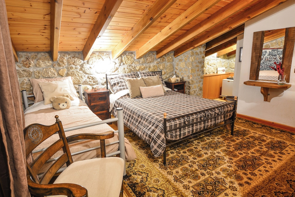 Petrino Lodge