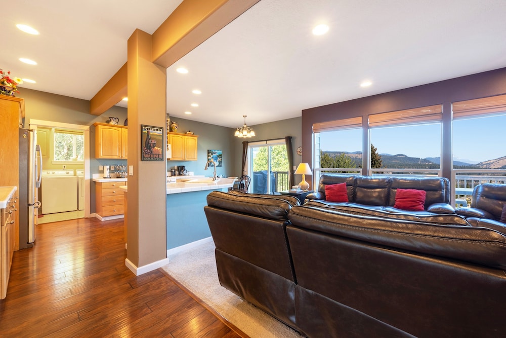 West Sail *30 Day Minimum 5 Bedroom Home by RedAwning