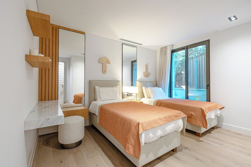 3-Bedroom Beachfront Villa with Hotel Amenities