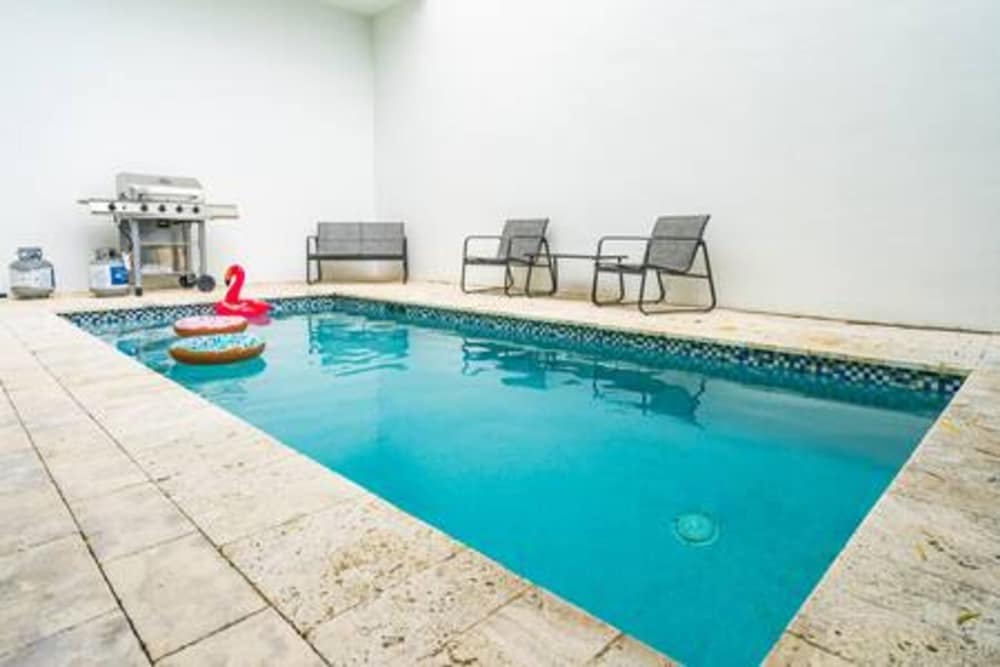 3282 SW 28th St Private Pool 4BD 2 5BA Parking Laundry Wi-fi