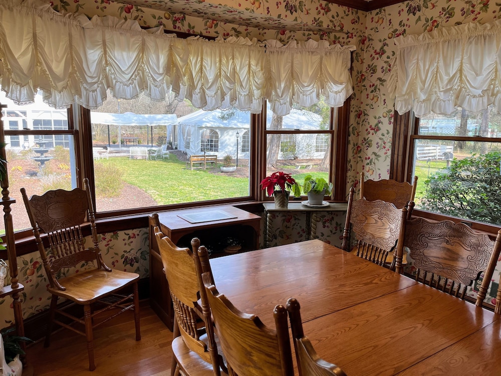 The Virginia Cliffe Inn