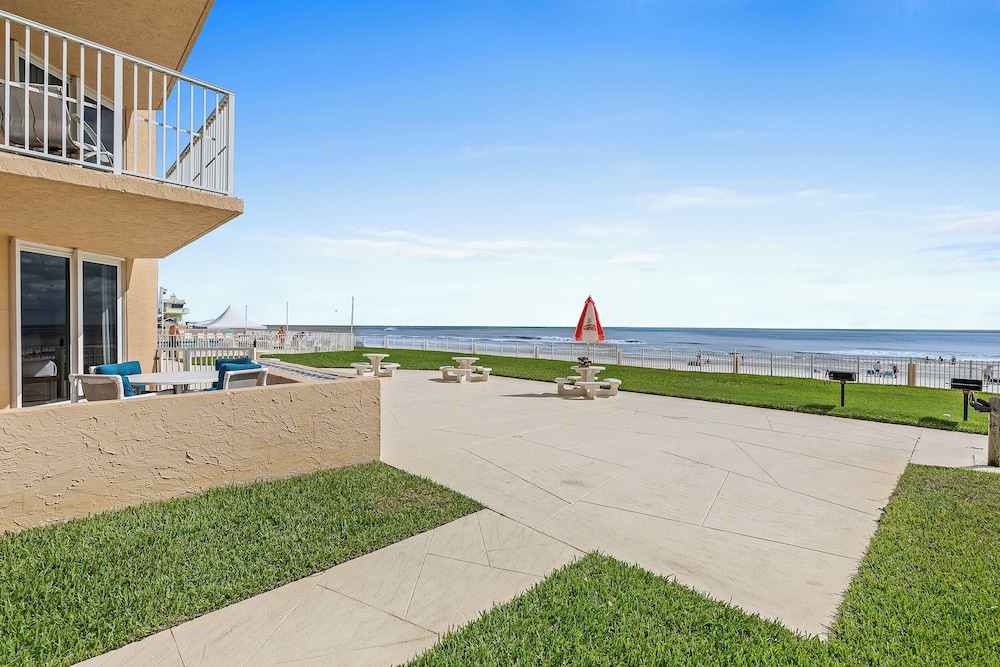 Oceania Beach Club