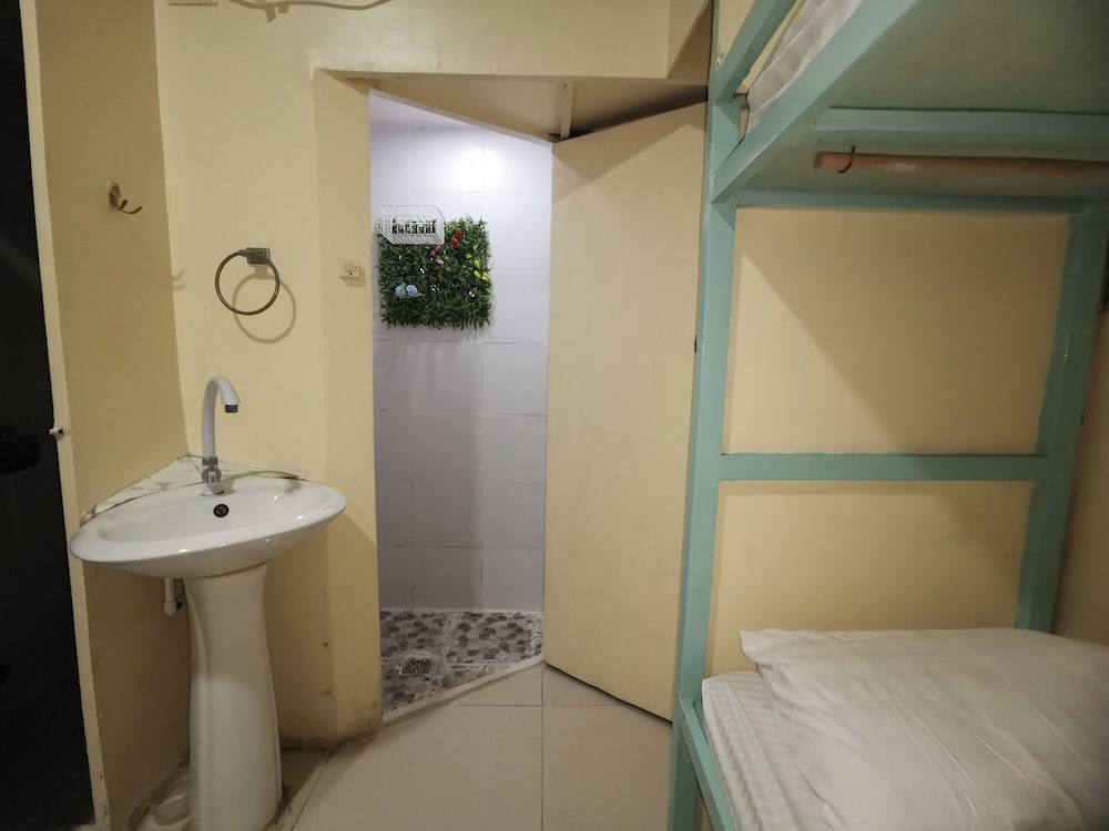 Resort’s Side Hostel near Shangrila