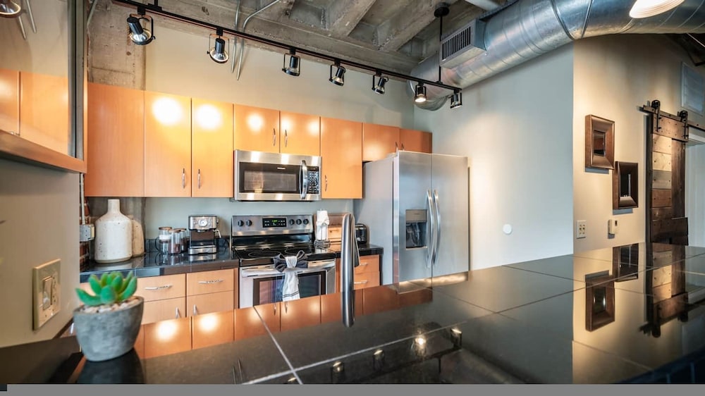 Luxury Downtown Phoenix Loft - Pool Gym Laundry