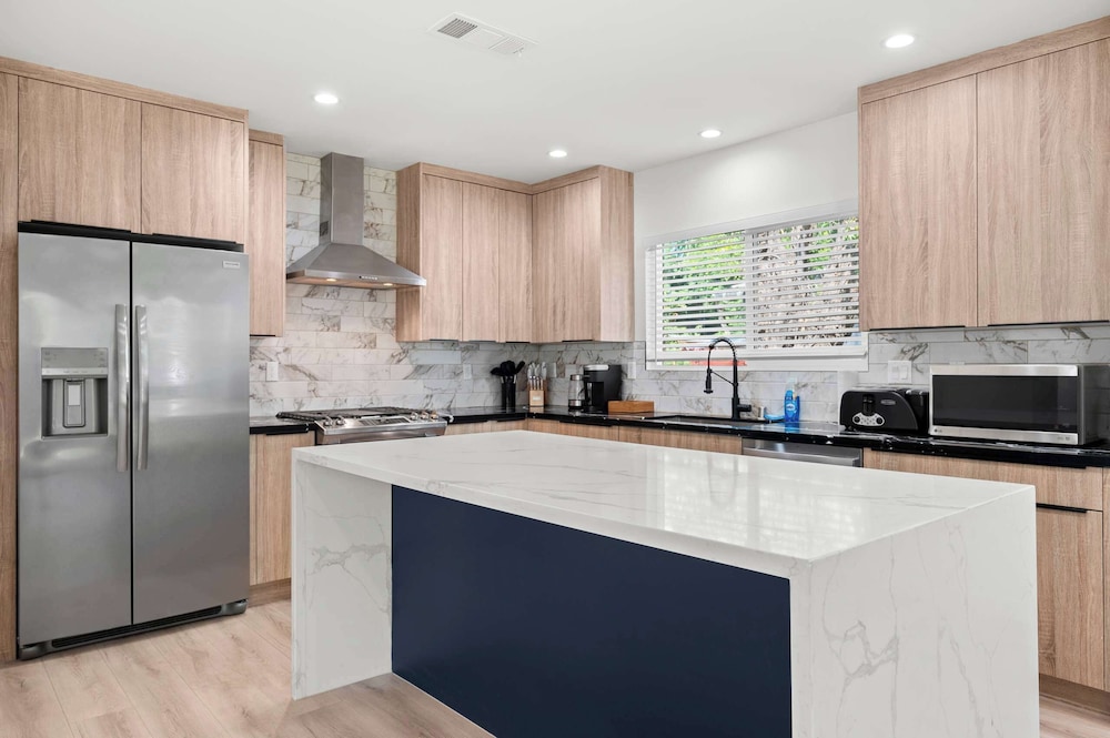 Not Affected by the Fire/spacious Modern Retreat w Luxury Amenities & Style