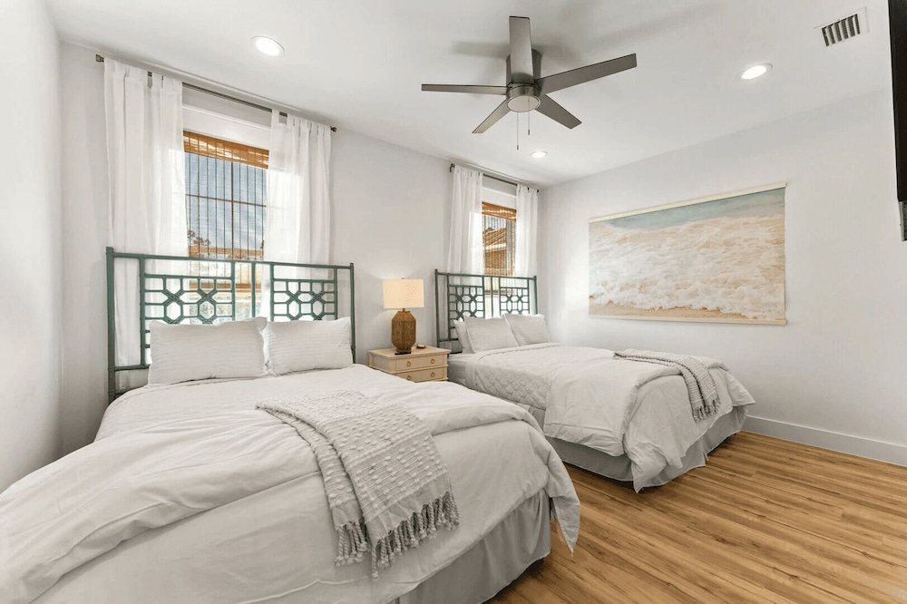 Chic Shack by Avantstay Private Pool, Walk to Beach, Sleeps 13!
