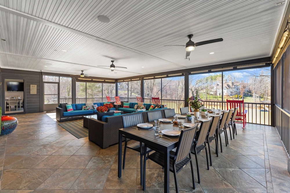Luxury Lakefront Stay Private Dock, Indoor/outdoor Pool The Retreat