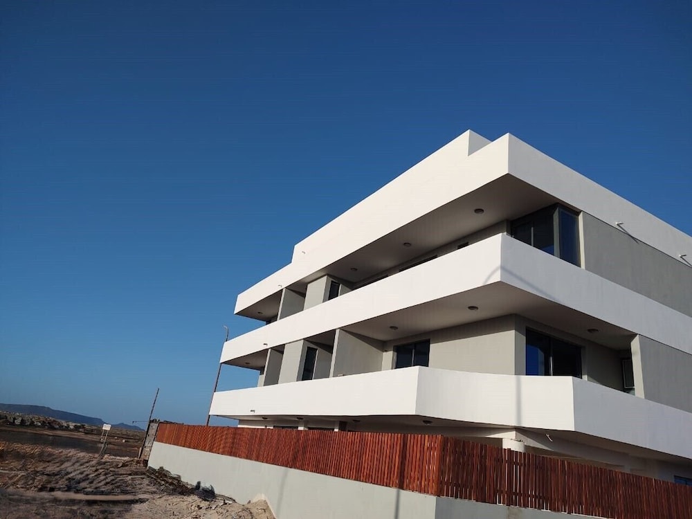 Joli Beach House - Spacious Second Floor T0 Suite