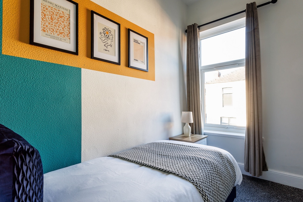 Darlington 4Bd Home: Modern Comfort & Free Parking