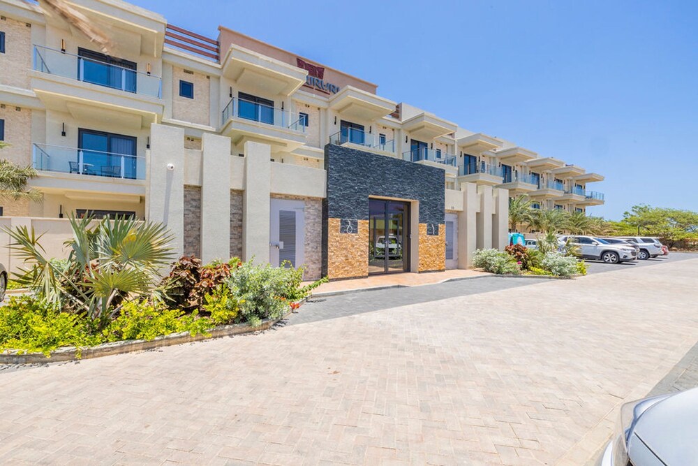 NEW Modern 2BR 2BA Condo w Gym Pool BBQ Parking