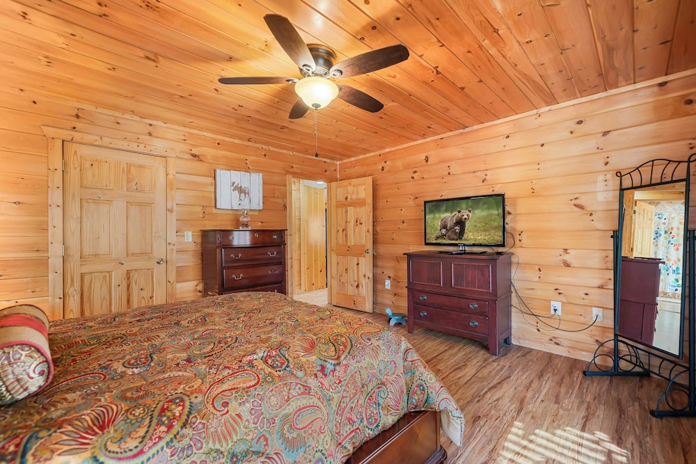 New! Riverfront Retreat Sleeps 12 Ellijay