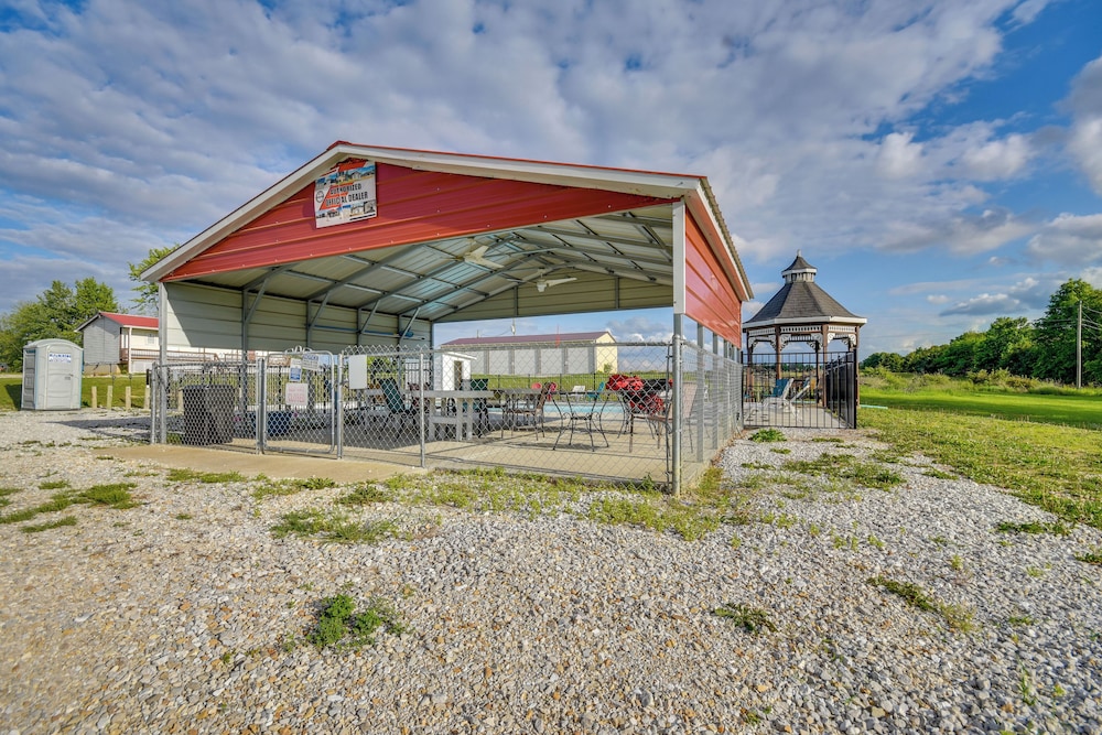 1 Mi to Mark Twain Lake: Cabin w/ Community Pool