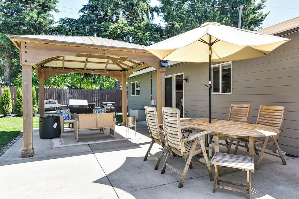 7 Mi to Vancouver Waterfront: Sleek Home w/ Yard!
