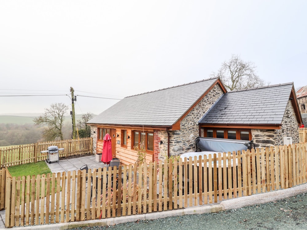 Cut Moch, Plas Moelfre Hall Barns