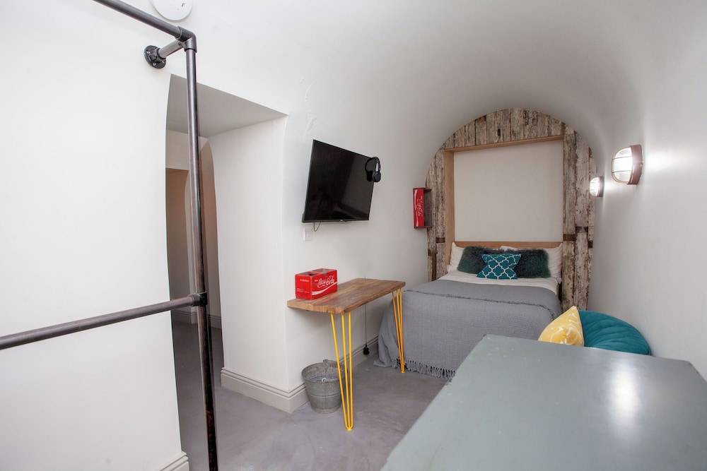 Higgihaus Apt1 36 37 Royal York Cres