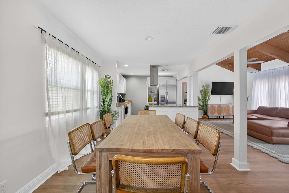 Luxury Meets Paradise Family-friendly 4BR w Pool