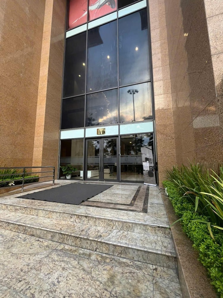 D El Dorado Westlake Luxury Apartments