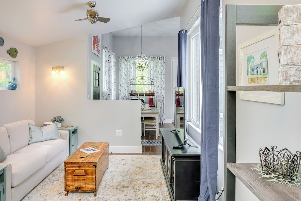Cozy Couple's Retreat w/ Hot Tub in Smithville!
