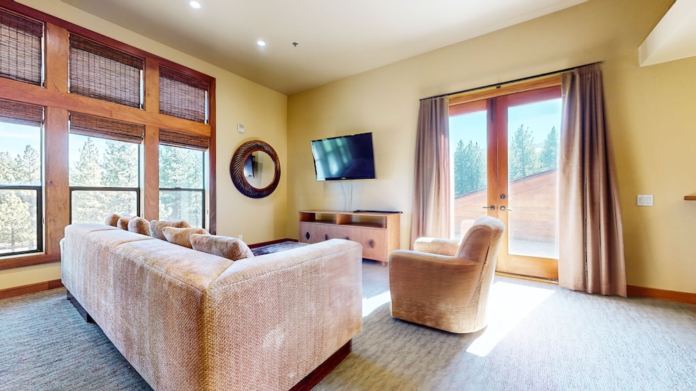 Gorgeous Condo at Obsidian Clubhouse Downstairs view 3